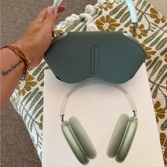 Apple Green Wireless Headphones with Case - Picture 1 of 3